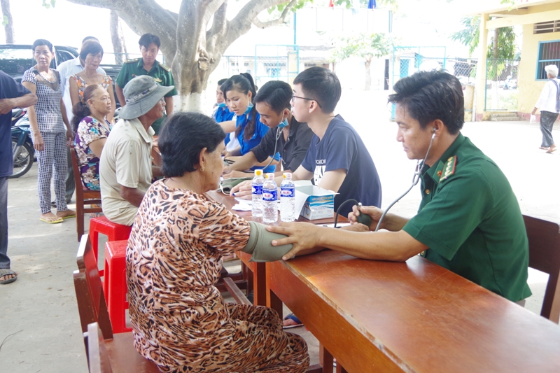 Quân y Bộ đội biên phòng Sóc Trăng khám bệnh cho gần 300 lượt hộ Khmer nghèo