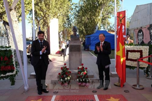 Long trọng kỷ niệm 128 năm ngày sinh Chủ tịch Hồ Chí Minh tại Lào và Chile