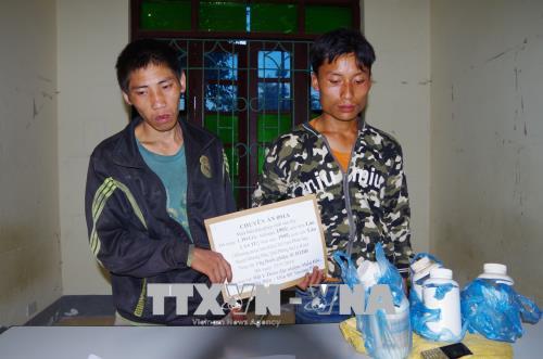 Bắt quả tang hai người nước ngoài mua bán trái phép thuốc phiện