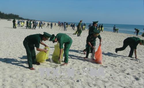 Hàng nghìn người chung tay làm sạch biển Quảng Trị