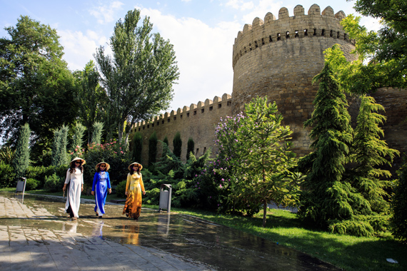 Triển lãm ảnh Xa mà gần nhân kỷ niệm 100 năm Quốc khánh Azerbaijan
