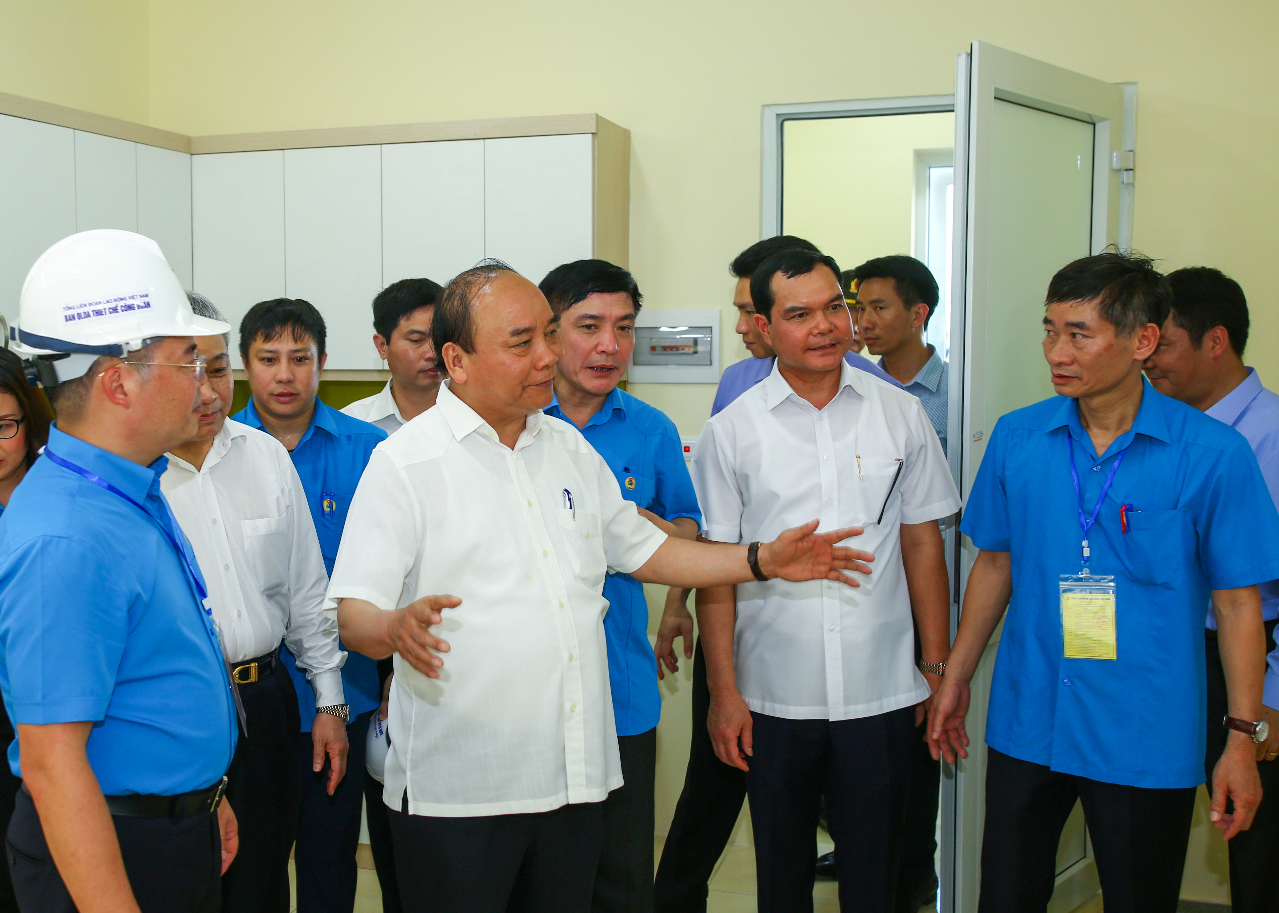 Thủ tướng Chính phủ thăm công nhân và thiết chế công đoàn tại KCN Đồng Văn II tỉnh Hà Nam