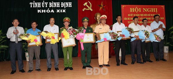 Xây dựng tác phong công tác của cán bộ, đảng viên theo gương Bác