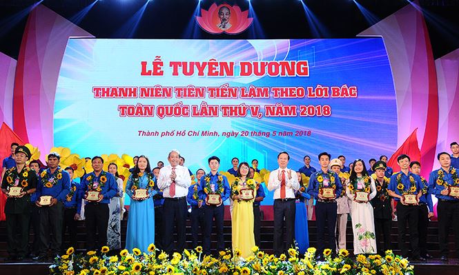 Những thanh niên công nhân làm theo lời Bác