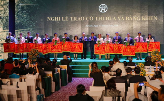 Đại Học Anh Quốc Việt Nam nhận Cờ Thi đua của UBND TP Hà Nội