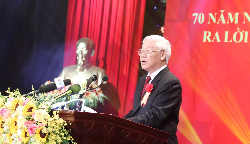 Đổi mới mạnh mẽ việc biểu dương khen thưởng; khen thưởng đúng người, đúng việc