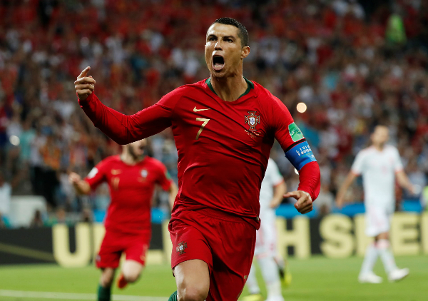 Cứu Bồ Đào Nha thoát thua, Ronaldo đi vào lịch sử