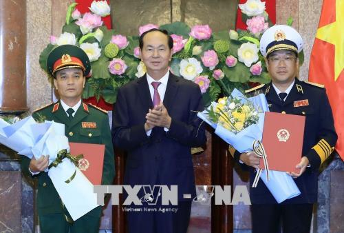 Chủ tịch nước trao quyết định thăng quân hàm hai sĩ quan cấp cao