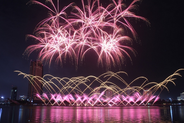 Đội pháo hoa Marterello đến từ Italia đăng quang