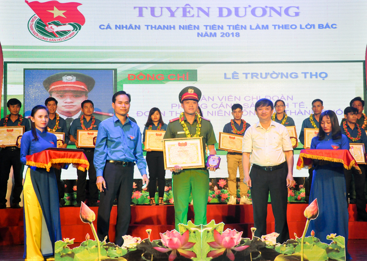 Trung úy cảnh sát tận tâm với công việc