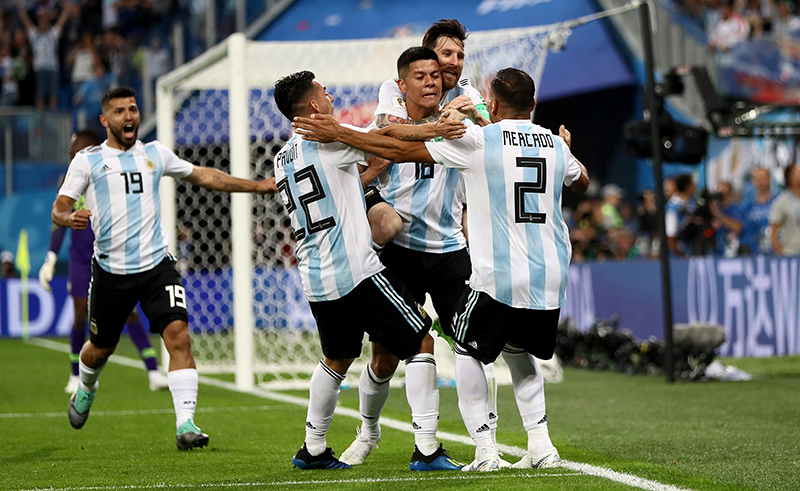 Lách qua khe cửa hẹp, Argentina tiến vào vòng 1 8