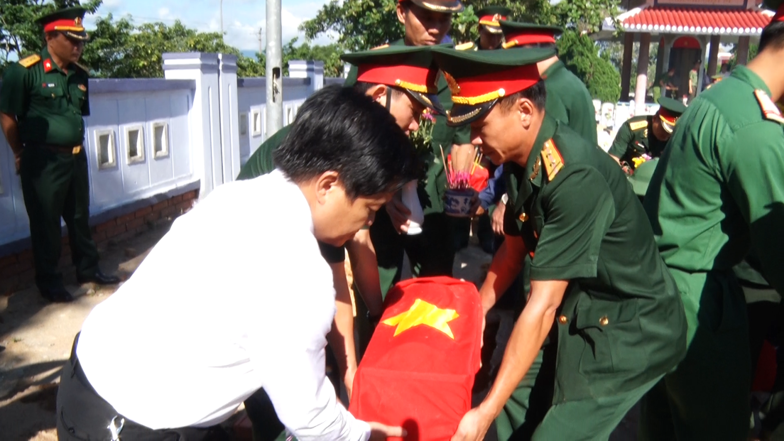 Quảng Trị Truy điệu và an táng 9 hài cốt liệt sỹ