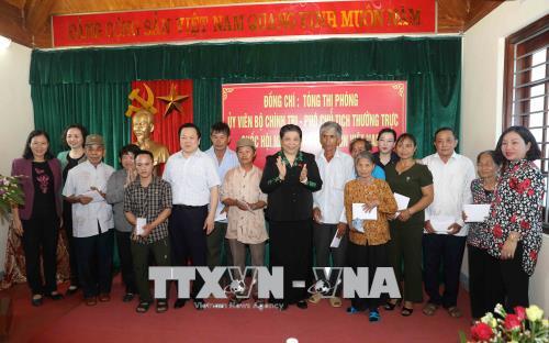 Phó Chủ tịch Thường trực Quốc hội Tòng Thị Phóng thăm, tặng quà người có công tại Nghệ An