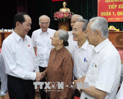 Không nghe theo sự xúi giục, kích động của phần tử xấu, không có các hành vi quá khích, vi phạm pháp luật