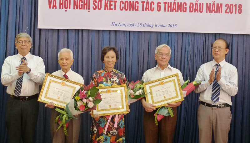 Trao Huy hiệu Đảng cho 23 đảng viên lão thành