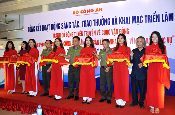 Triển lãm tranh cổ động tuyên truyền về chiến sỹ Công an nhân dân