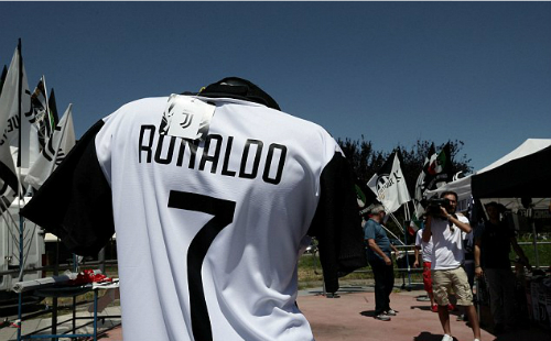 Ronaldo cập bến Juve, nhận lương kỷ lục