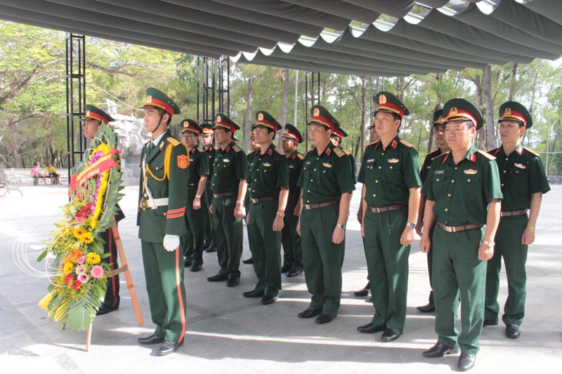 Bộ Tư lệnh Quân khu 4 dâng hương, dâng hoa tưởng niệm các Anh hùng liệt sỹ ​