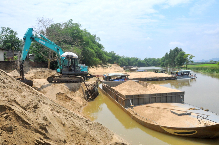 Quảng Nam siết chặt nạn khai thác cát, sỏi trái phép