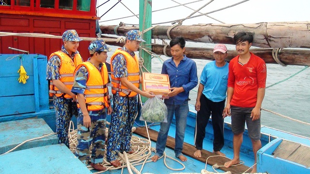 Cảnh sát biển cứu thành công 9 ngư dân gặp nạn