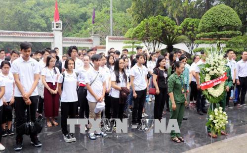 Học sinh, sinh viên kiều bào dâng hương tại Ngã ba Đồng Lộc
