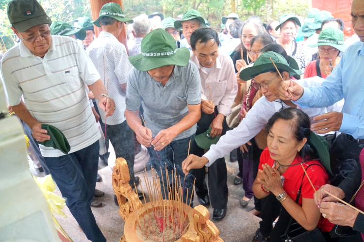Cán bộ Ban Tuyên huấn Khu ủy Khu 5 về thăm chiến trường xưa