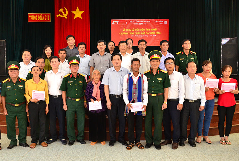 Trao sổ tiết kiệm tặng gia đình chính sách tại Bình Phước