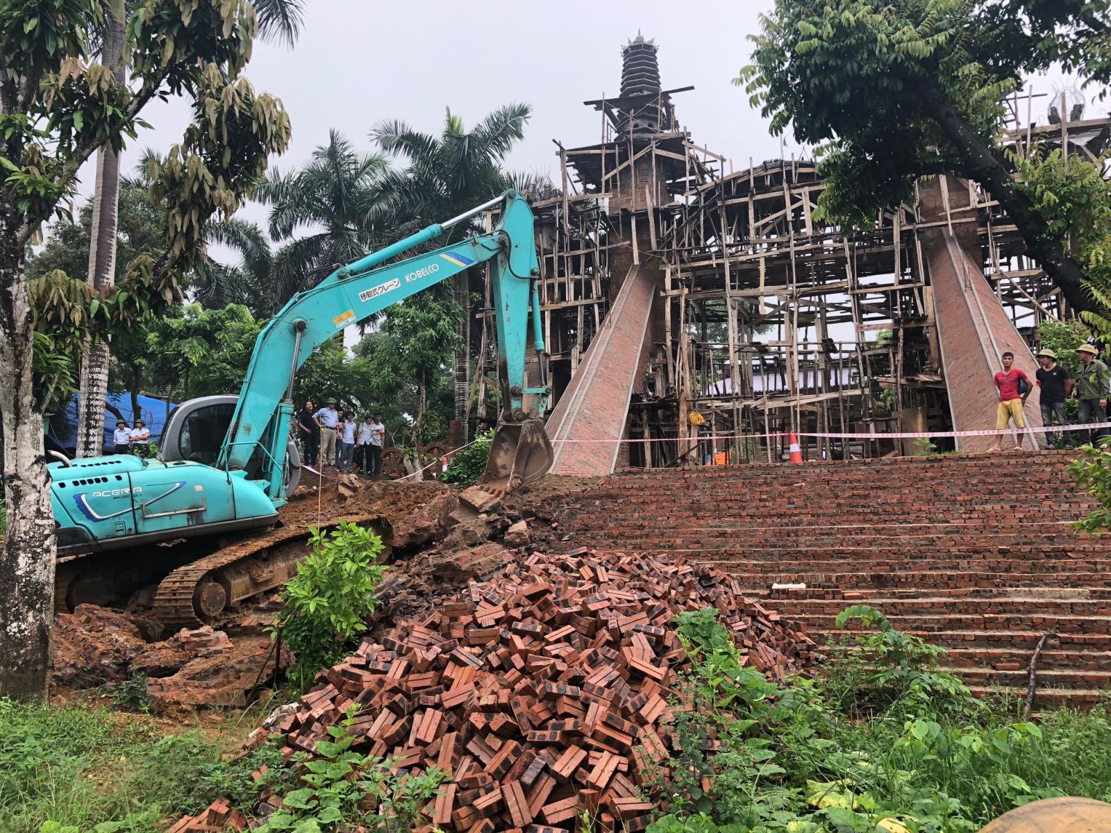 Hà Nội Cưỡng chế phá dỡ cung điện xây trái phép tại Ba Vì