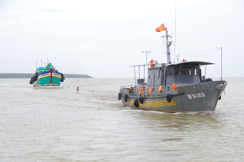Sóc Trăng Cứu tàu cá và 2 thuyền viên gặp nạn trên biển