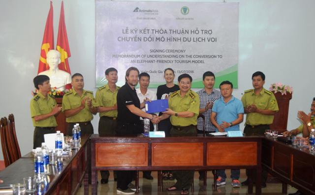 Ký kết thỏa thận hỗ trợ chuyển đổi mô hình du lịch sử dụng voi tại vườn quốc gia Yok Don, Đắk Lắk