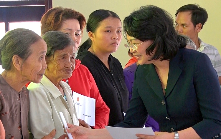 Phó Chủ tịch nước tặng quà gia đình chính sách, học sinh khó khăn tại Quảng Nam