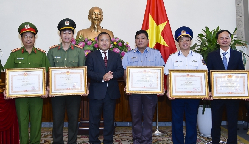 Khen thưởng các tập thể, cá nhân có thành tích xuất sắc trong công tác bảo hộ công dân