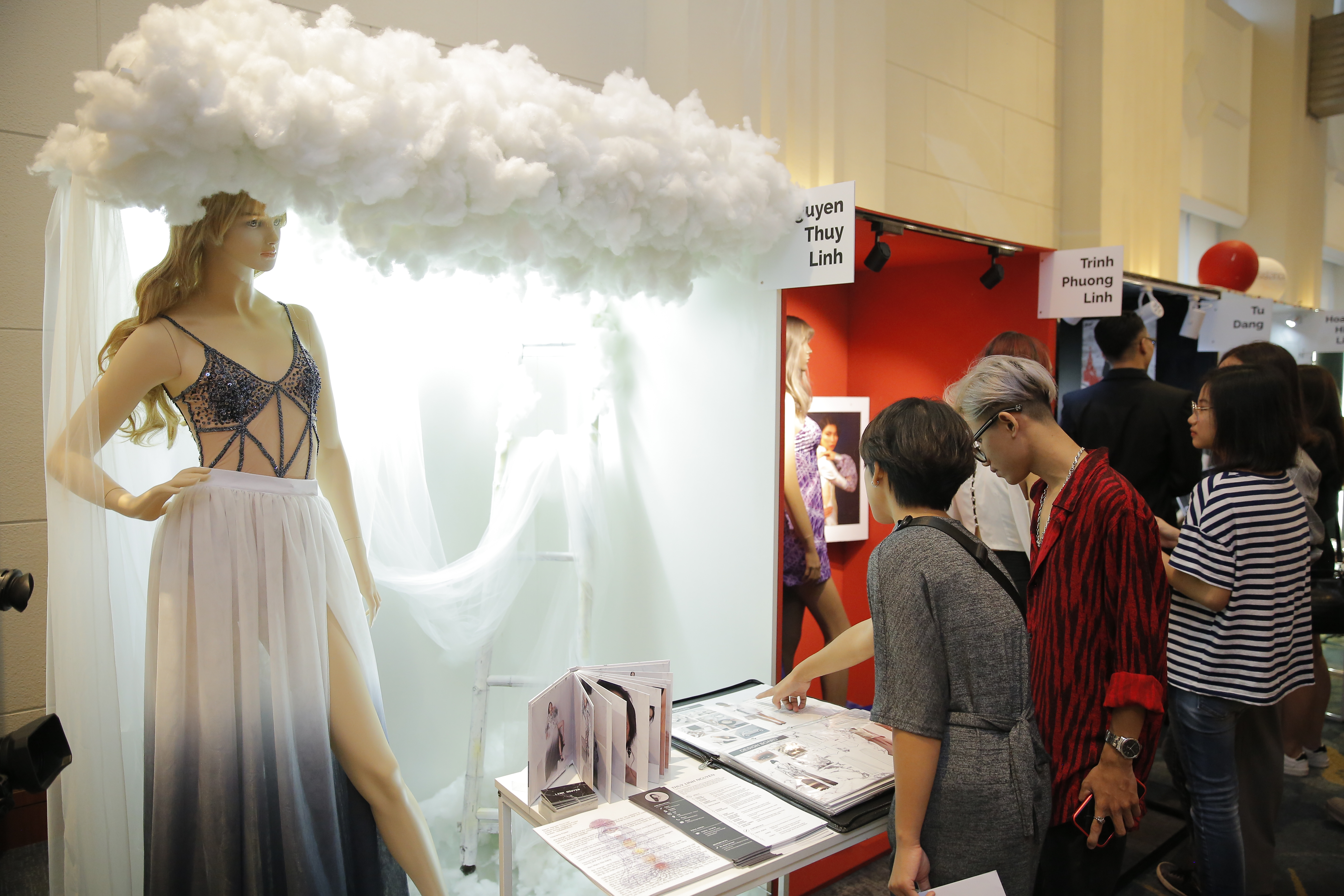 Re Fashion  Ấn tượng tuần lễ thời trang tốt nghiệp 2018