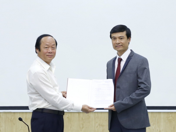 Trao Quyết định bổ nhiệm Phó Viện trưởng Viện Chiến lược, Chính sách tài nguyên và môi trường ​