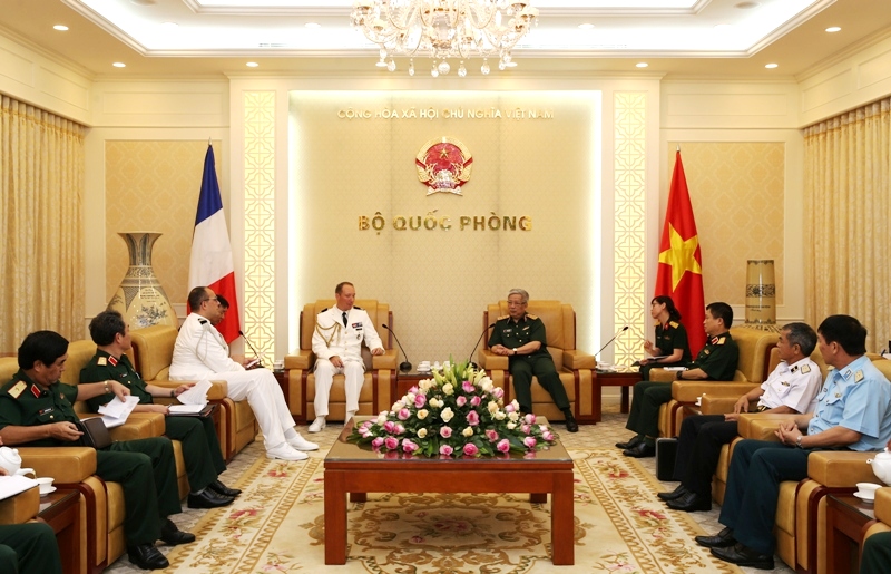 Thượng tướng Nguyễn Chí Vịnh tiếp Tùy viên Quốc phòng Pháp