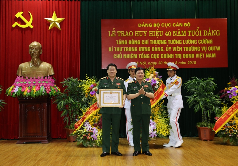 Trao tặng Huy hiệu 40 năm tuổi Đảng cho Thượng tướng Lương Cường