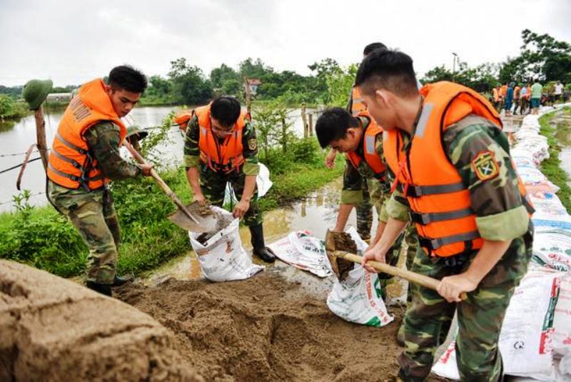 Lữ đoàn xe tăng 201 tham gia ứng phó thiên tai giúp dân