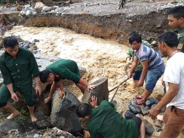 Đoàn Kinh tế - Quốc phòng 4 Quân khu 4 giúp dân ổn định cuộc sống sau mưa lũ
