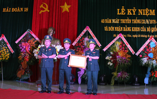 Hải đoàn 8 đón nhận Bằng khen Bộ Quốc phòng