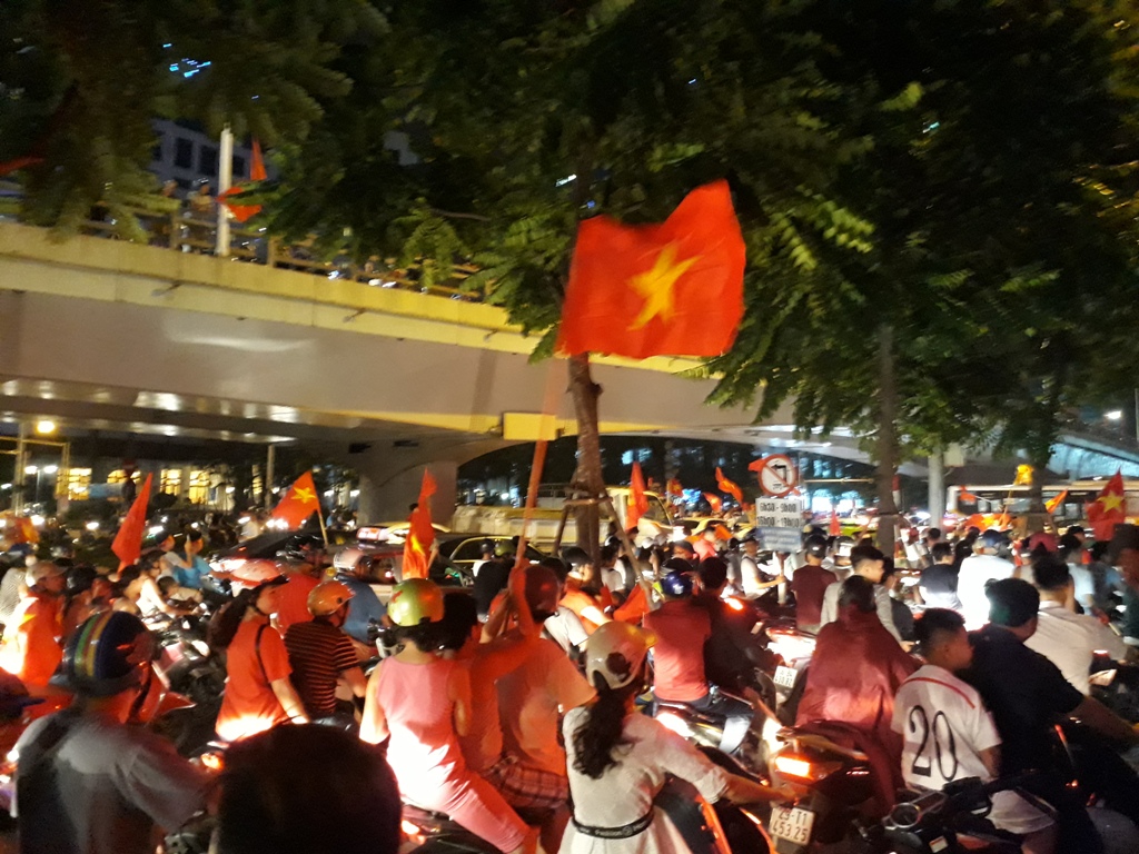 Hà Nội rợp màu cờ mừng chiến thắng của Olympic Việt Nam