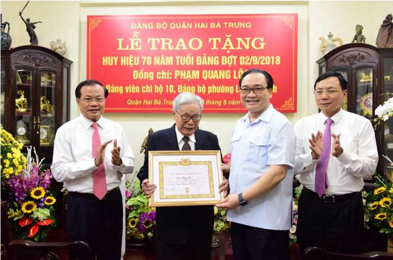 Bí thư Thành ủy Hà Nội Hoàng Trung Hải trao Huy hiệu Đảng cho các đảng viên lão thành