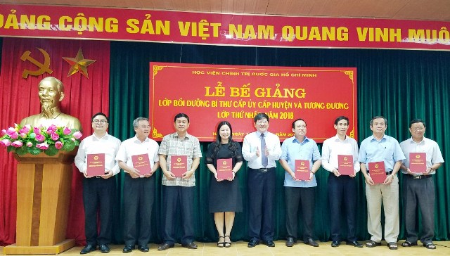 Bế giảng lớp bồi dưỡng kiến thức cho bí thư cấp ủy cấp huyện và tương đương