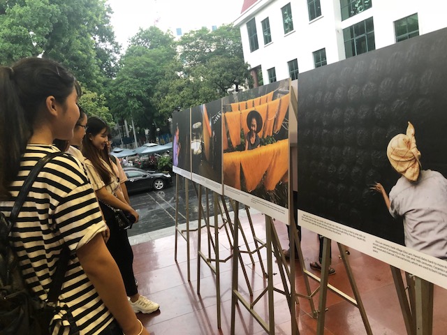 “Sắc màu cuộc sống” khắc họa vẻ đẹp người phụ nữ Việt Nam