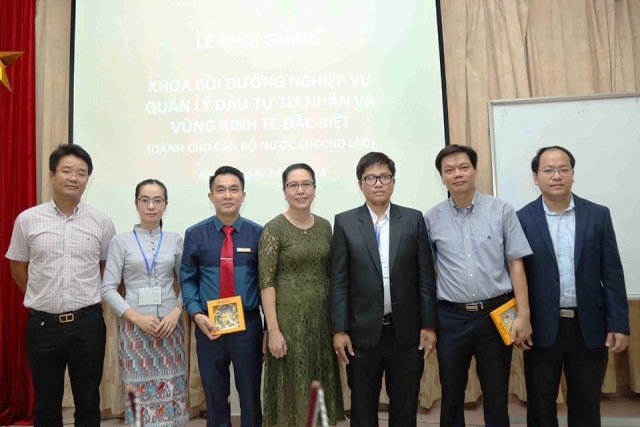 Tổ chức Khóa bồi dưỡng nghiệp vụ quản lý đầu tư tư nhân và vùng kinh tế đặc biệt cho cán bộ Lào