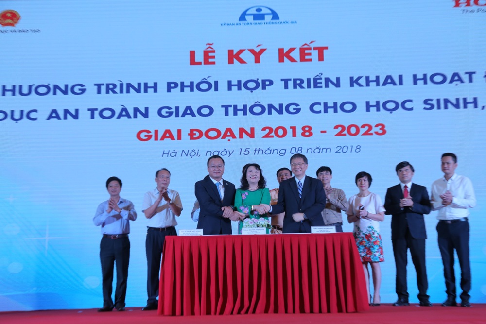 Phối hợp triển khai các hoạt động giáo dục an toàn giao thông