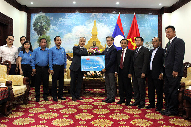 Bộ Công Thương trao 2 tỷ đồng ủng hộ nhân dân Lào bị thiệt hại do sự cố vỡ đập thủy điện