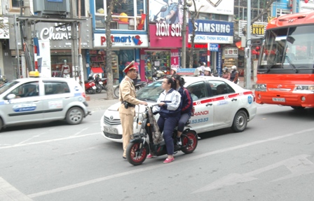 Phụ huynh phải ký cam kết đội mũ bảo hiểm cho con khi đi xe máy