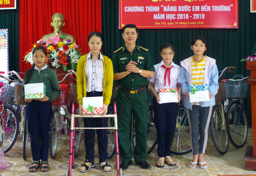 Bộ đội Biên phòng Đà Nẵng trao 20 suất quà “Nâng bước em đến trường”