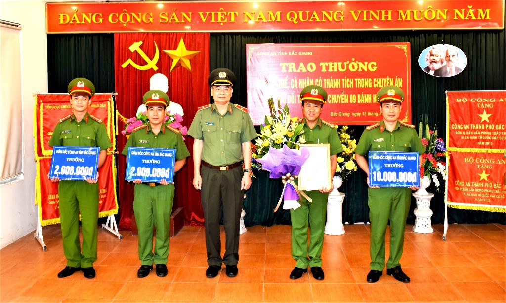 Công an Bắc Giang trao thưởng vụ bắt 9 bánh heroin