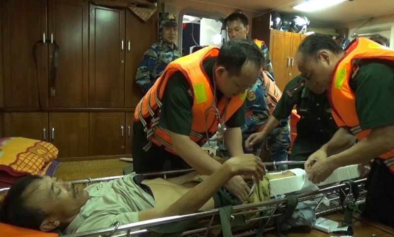 Biên phòng Quảng Trị kịp thời cứu thuyền viên bị thương nặng trên biển